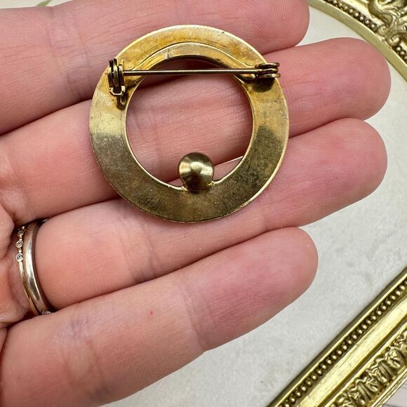 Vintage Gold Tone Circle Brooch with faux pearl pin gold brooch - Picture 4 of 6